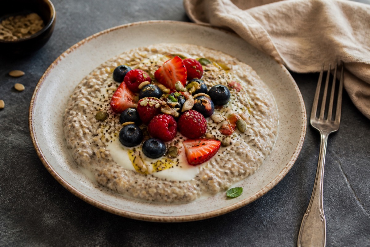 Protein porridge with berries & seeds