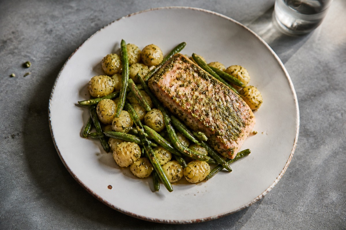 Pesto salmon with gnocchi & green beans