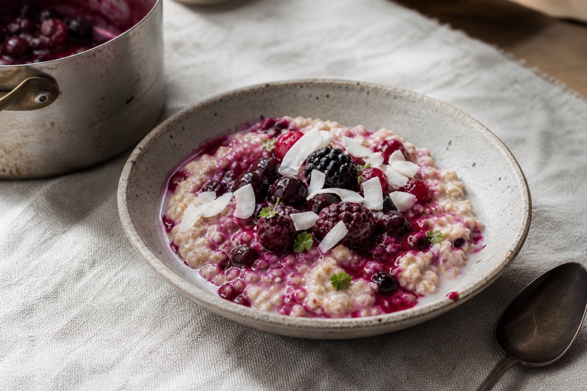 Iced berry & coconut overnight oats