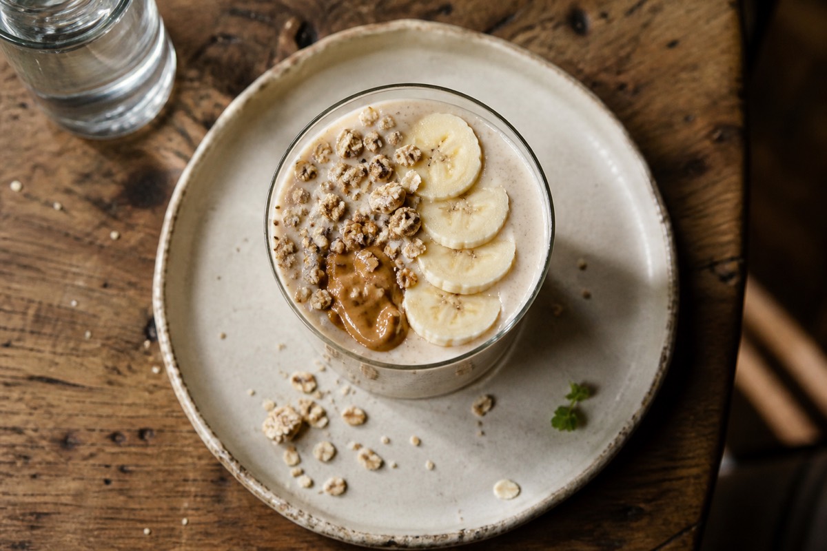 Banana, kefir & peanut butter smoothie