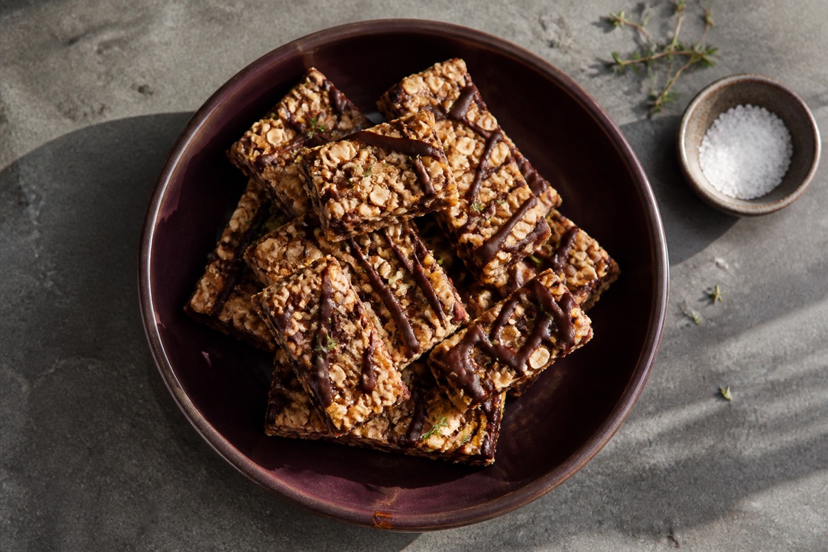 Date, oat & walnut no-bake bars
