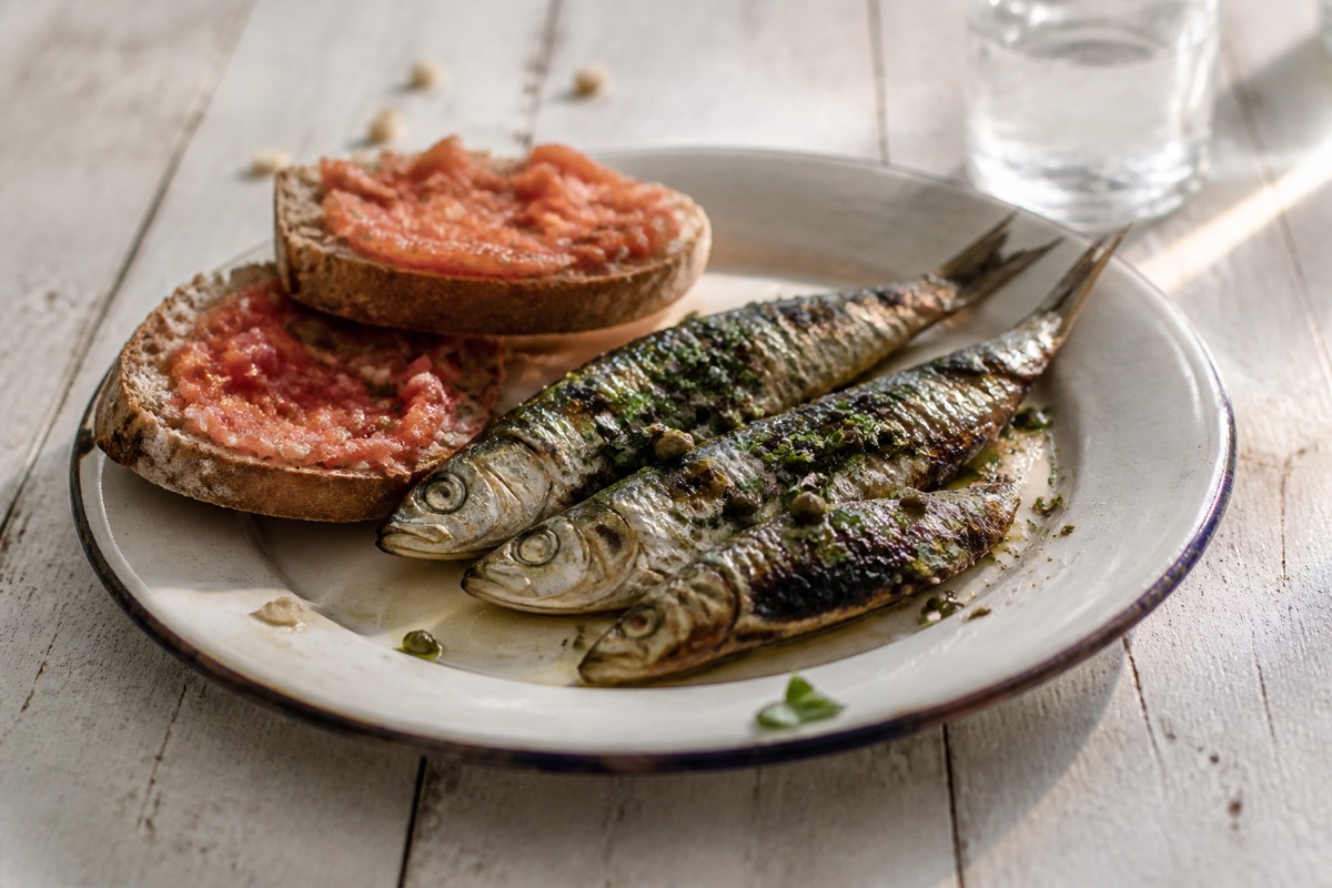 Grilled whole sardines with tomato-rubbed bread