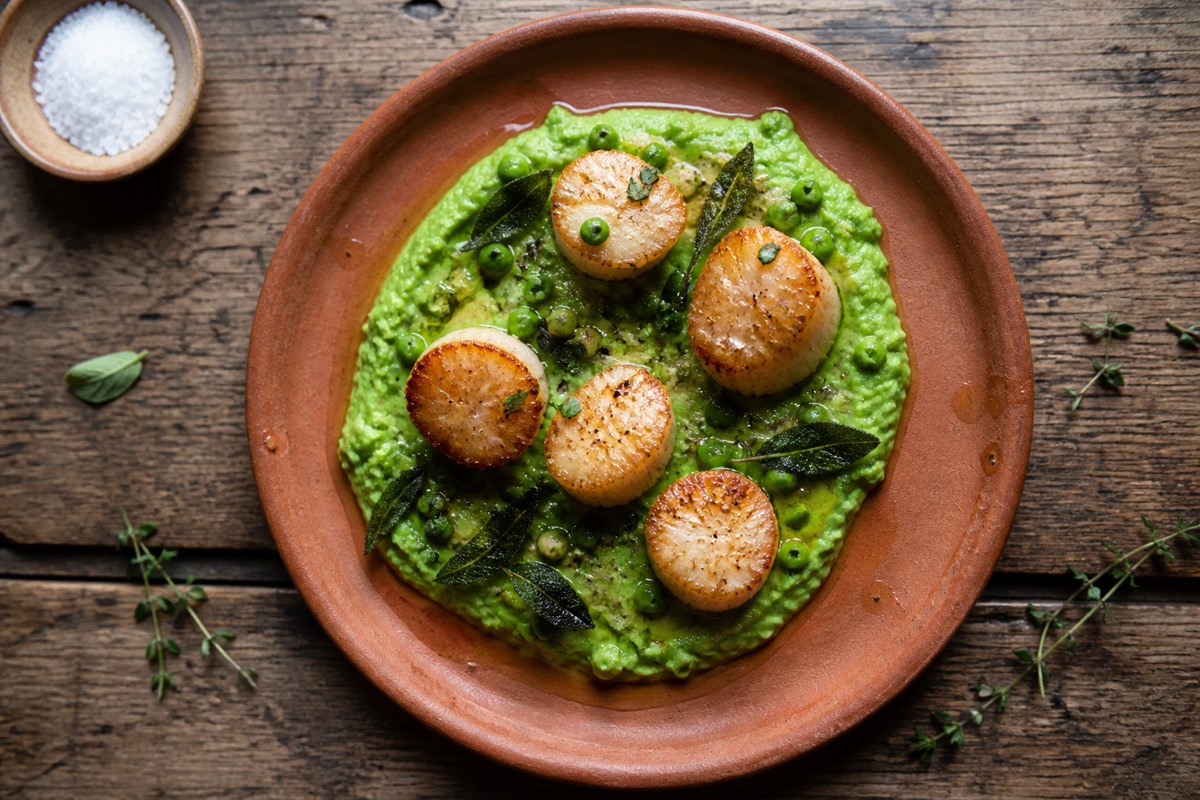 Seared scallops with pea puree & crispy sage