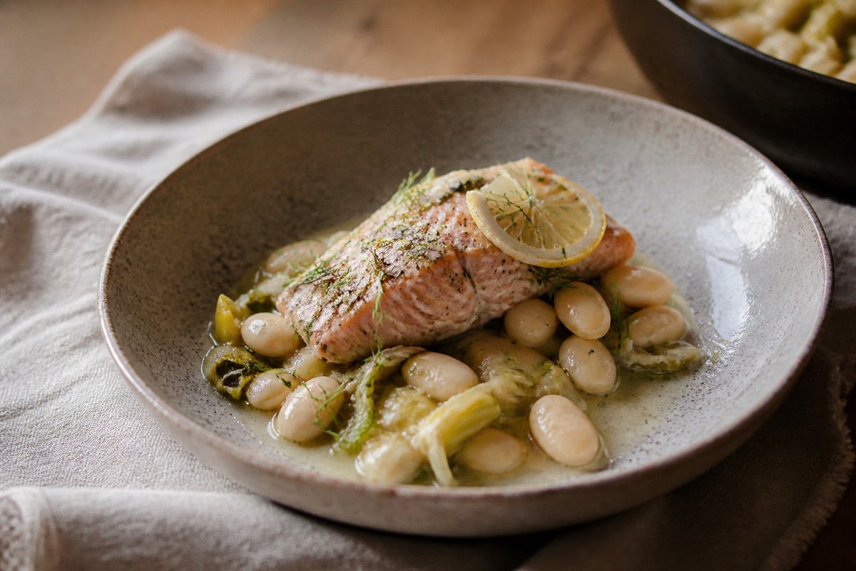 One-parcel salmon with leeks & butter beans