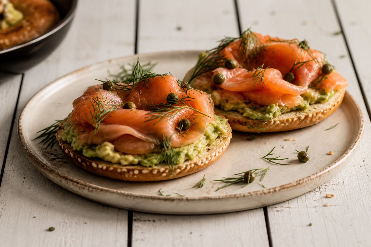 Smoked salmon, avocado & dill bagel thins