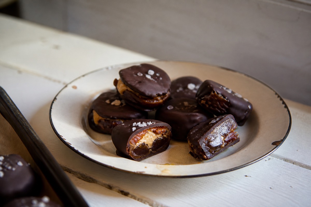 Frozen date, tahini & chocolate cups