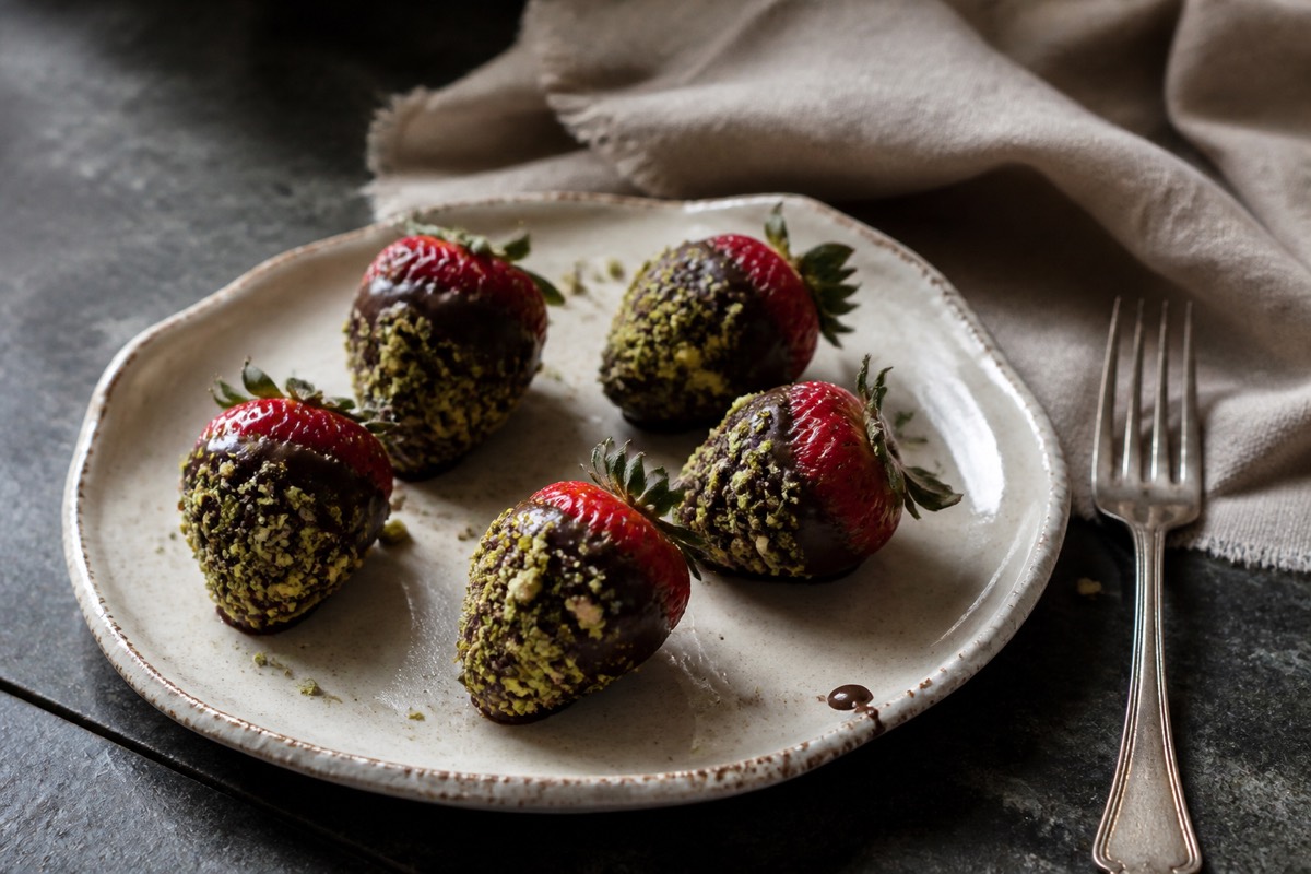 Dark chocolate & pistachio strawberries
