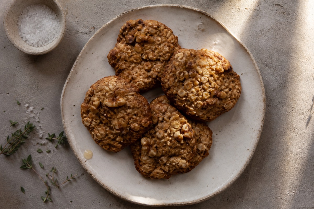 Banana, oat & walnut breakfast cookies